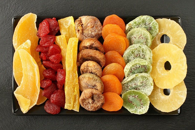 千庫網(wǎng)_芒果、木瓜、獼猴桃、菠蘿、干草莓、無花果、杏子等水果, 躺在黑色石頭表面的黑色陶瓷板上。宏觀_攝影圖編號20106491